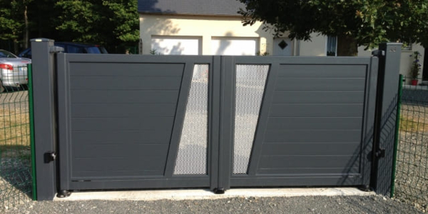 Pose d'un portail battant en aluminium avec decors en tôle aluminium perforée. Modèle ALTAR, Collection REVELATION Horizal