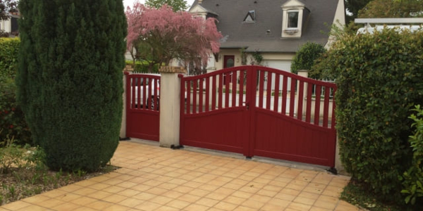 Pose d'un portail battant manuel avec portillon en aluminium. Modèle NORA, Collection CONTEMPORAIN Horizal