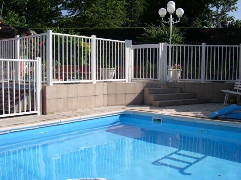 Barrière piscine aluminium Les Portaliers Joué-Lès-Tours