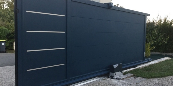 Installation d’un portail aluminium coulissant dans la région de Tours